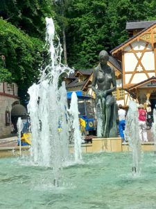 Fontanna w Szczawnicy, Pomnik nagiej dziewczyny