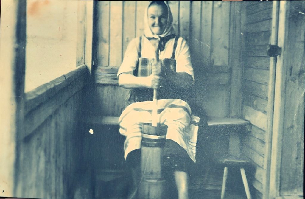 Krośnica w Pieninach. Kobieta ubija masło