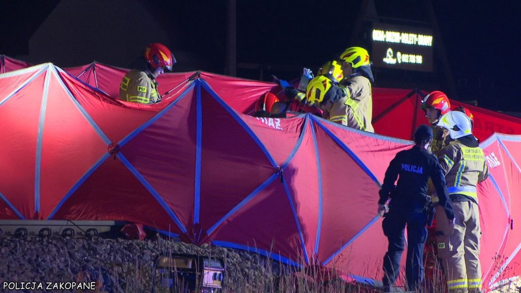 Parawan strażącki odgradzający miejsce tragedii