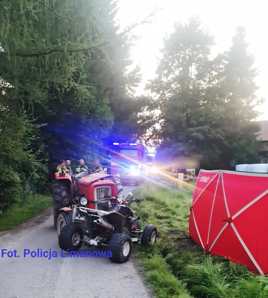 Rozbity quadm uszkodzony ciągnik rolniczy, czewony strażacki parawan obk