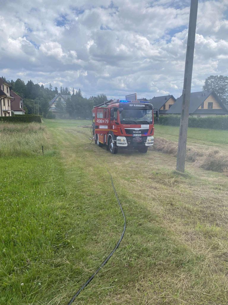 Samochód strażacki stoi na polnej drodze