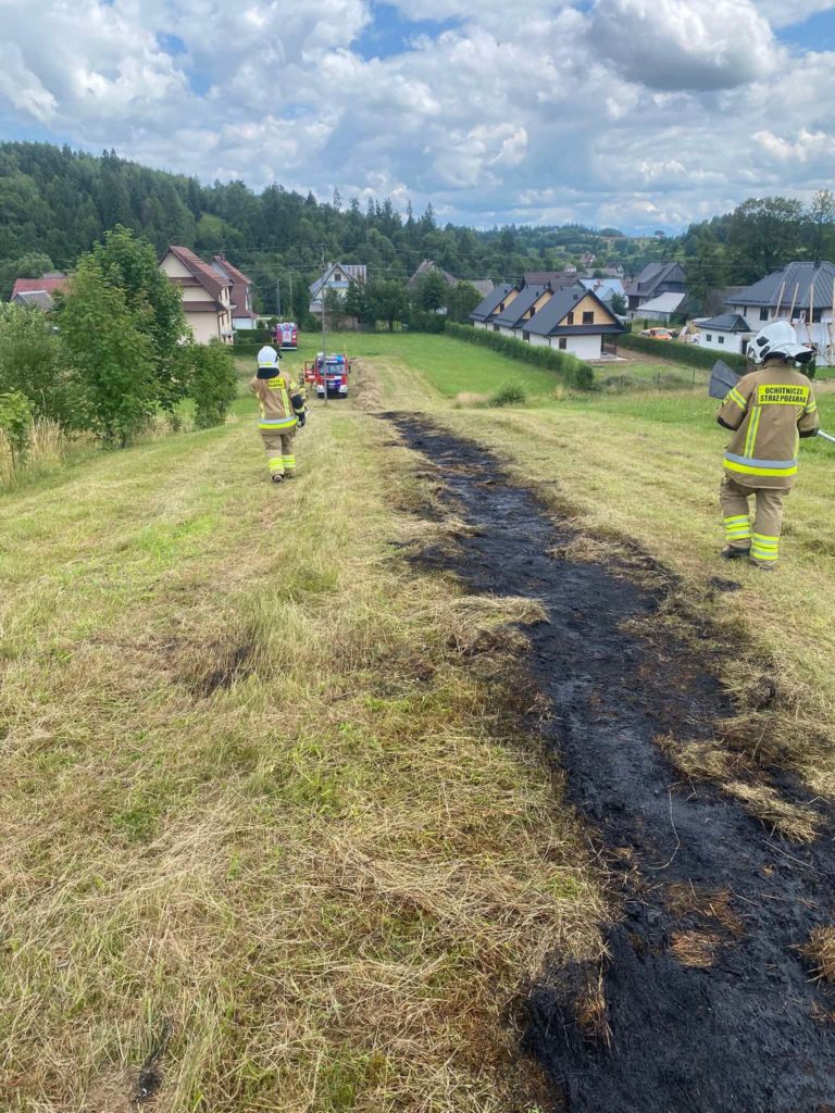 Czarny spalony ślad na polu siana