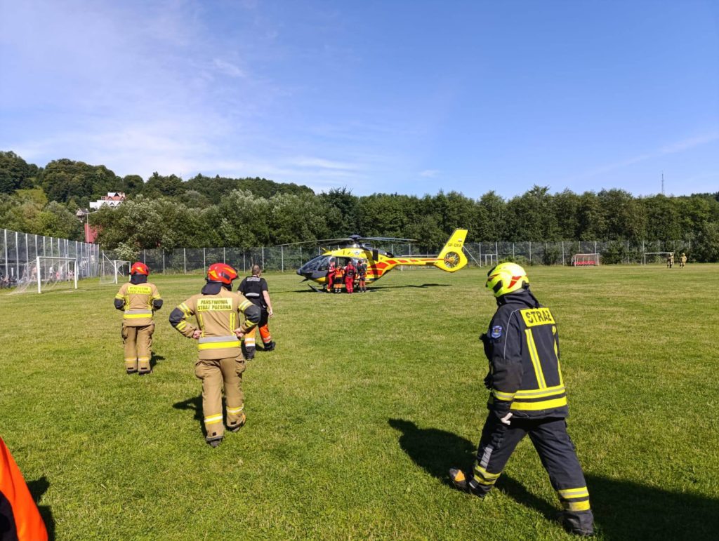 Strażacy i śmigłowiec