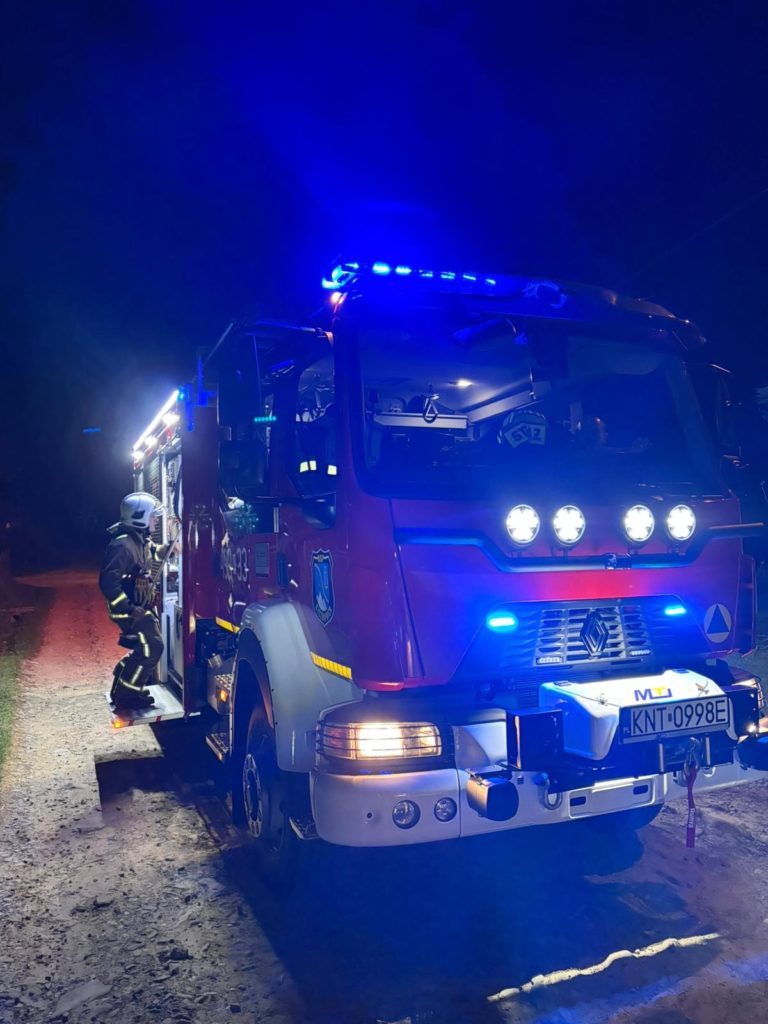 Samochód strażacki z włączonymi światłami