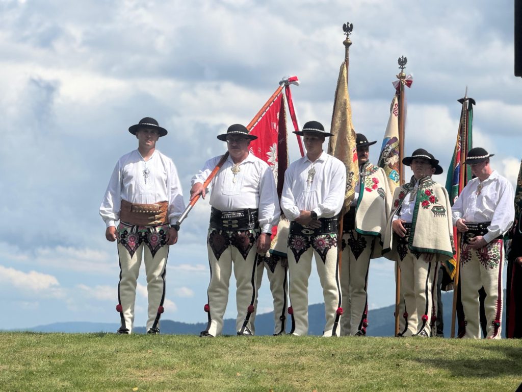 Górale na tle pogodnego nieba