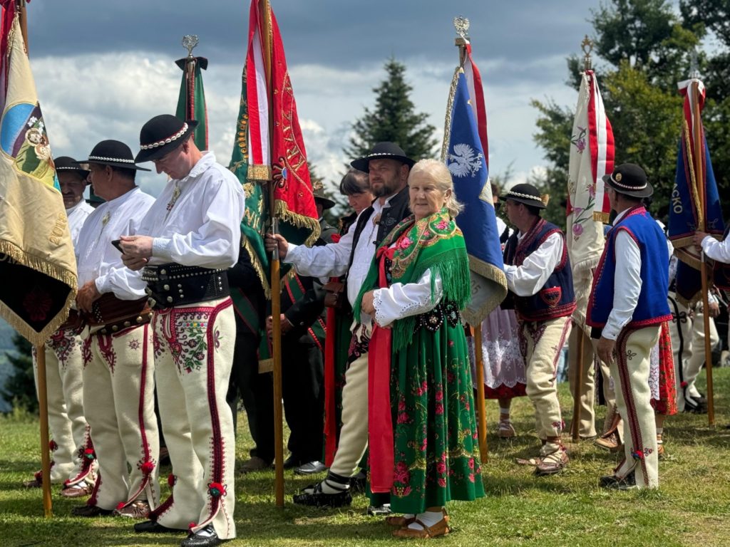 Tylmanowa, Błyszcz, Msza Święta, Gmina Ochotnica Dolna, wydarzenie religijne, tradycja, oaza, banderia konna, posiady, watra, społeczność, wiara, spotkanie na szczycie, Podhale, duchowość, góry