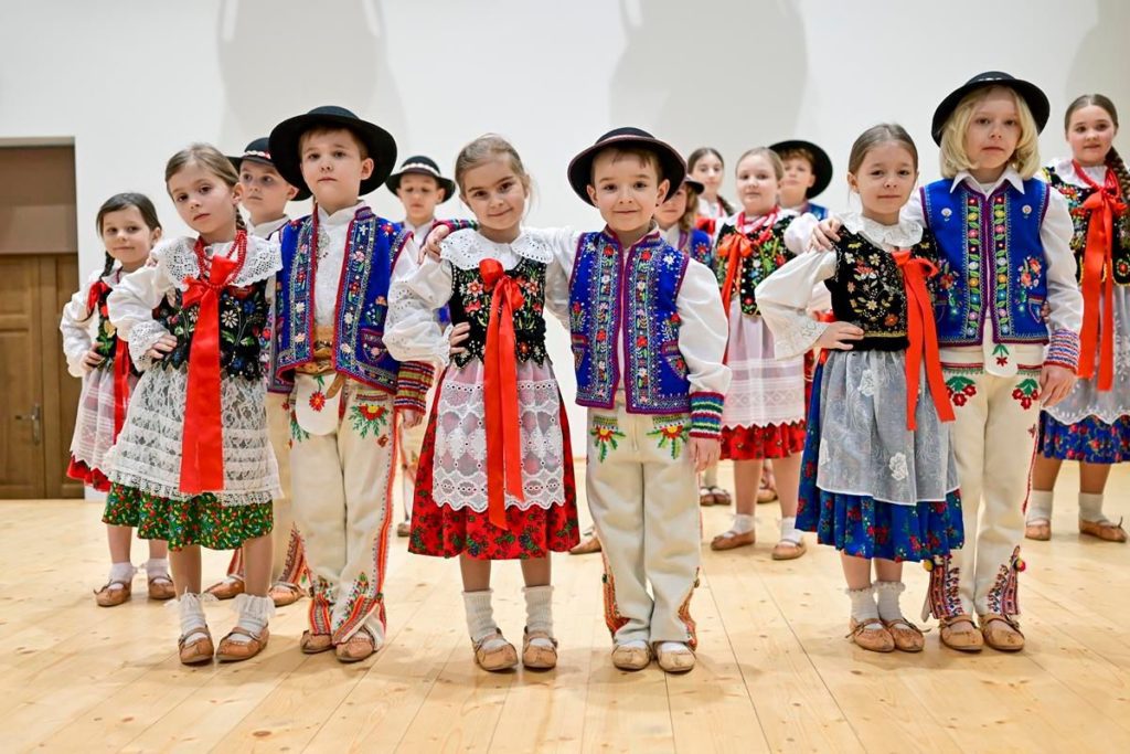 Grupa dzieci w storajch górali Pienińskich