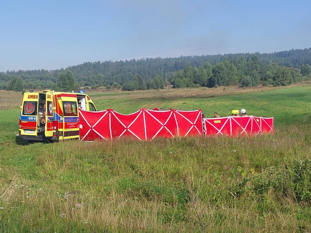 Parawan strażacki na zielonej łące
