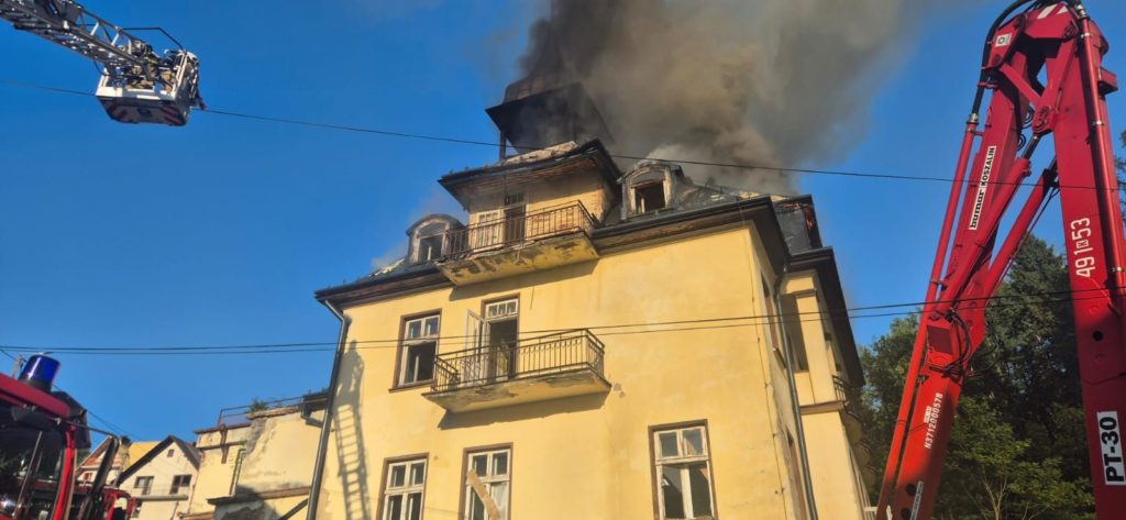 Płonący budynek piętrowy