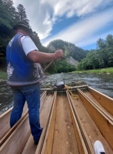 Flisak w błękintej kamizelce na tratwie
