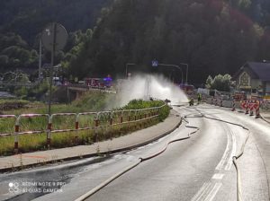 Droga, kurtyna wodna , góry