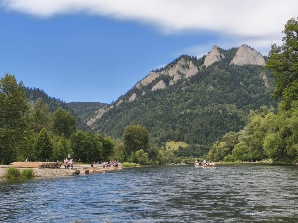 Dunacjec, baza flisaków w Sromowcach, Tzry korony w tle