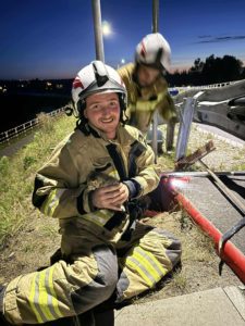 Strażak z uratowanymi kotkami