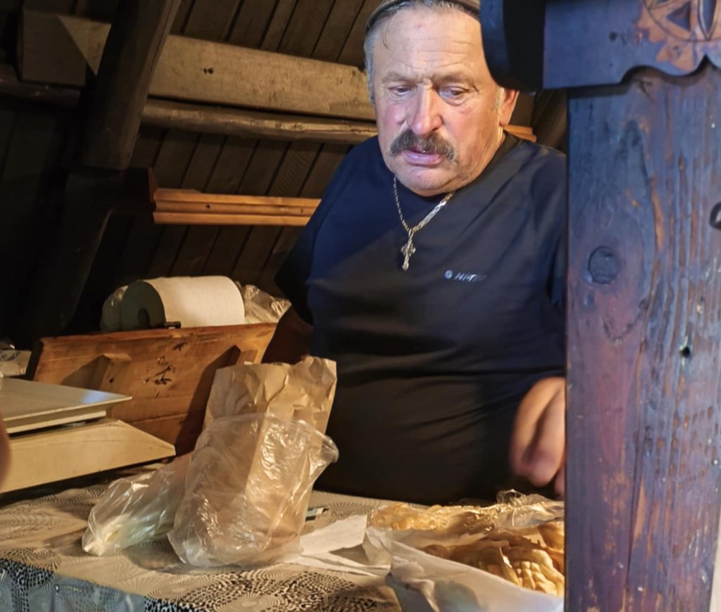 Baca w góralskiej bacówce