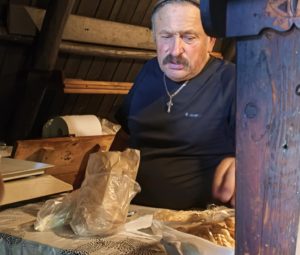 Baca w góralskiej bacówce