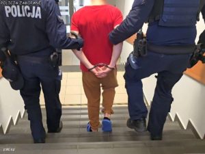 Trzech mężczyzn, dwaj policjanci i skuty mężczyzna