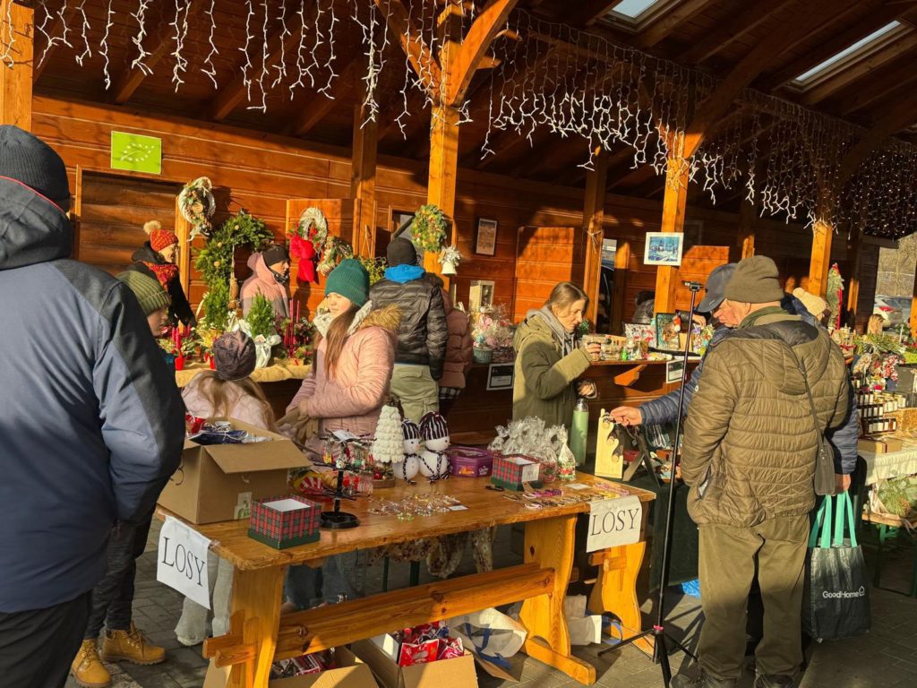 Ochotnicki Jarmark Bożonarodzeniowy na targowisku w Ochotnicy Dolnej – stoiska z rękodziełem i lokalnymi produktami