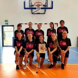 Drużyna dziewcząt w strojach siatkarek