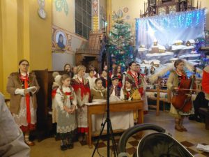 Pasterka w Szczawnicy – dzieci i młodzież w strojach góralskich śpiewają kolędy w kościele św. Wojciecha