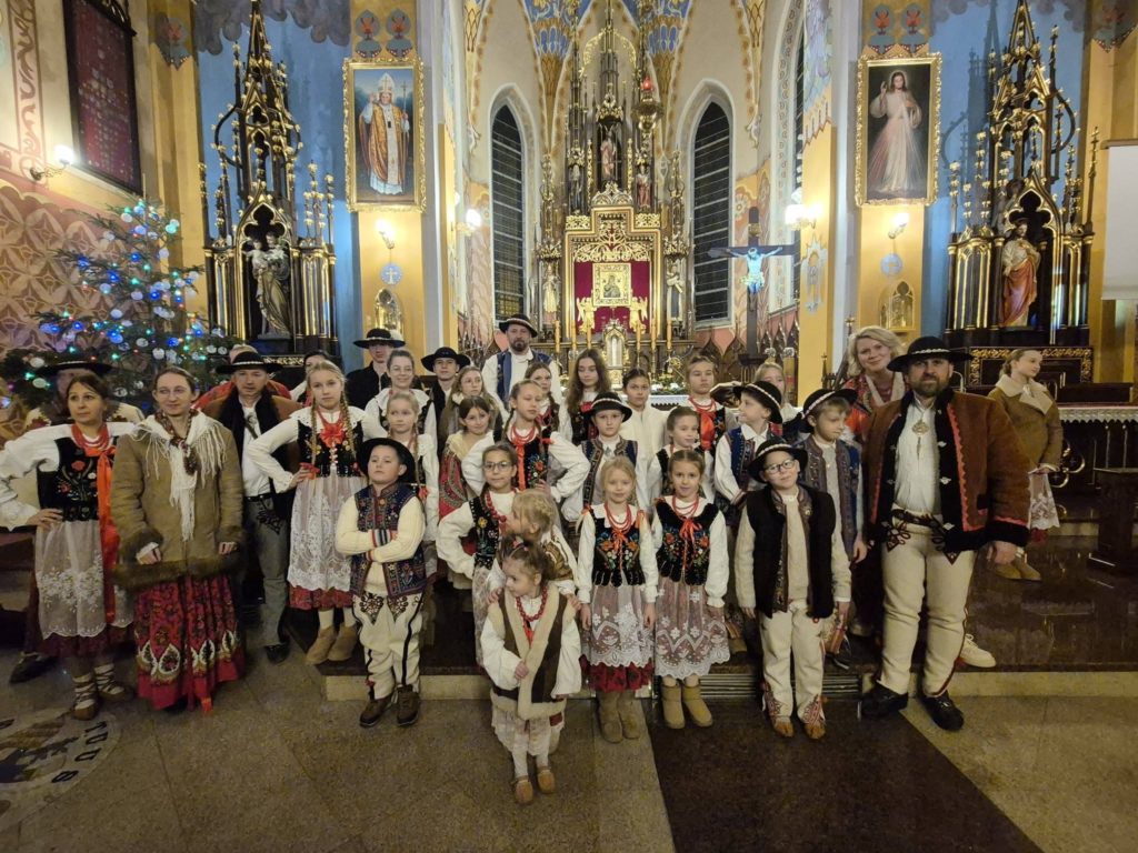 Grupa muzyków i dzieci w Kościele św. Wojciecha w Szczawnicy podczas koncertu kolęd „Gloria in Excelsis Deo”.