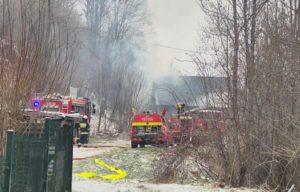 Zima, czerwony wóz strażacki, dom, dym unoszący się z dachu