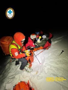 Ratownicy TOPR podczas akcji w Tatrach zimą – turysta uratowany po upadku z żlebu Rysa, schronisko nad Morskim Okiem w tle