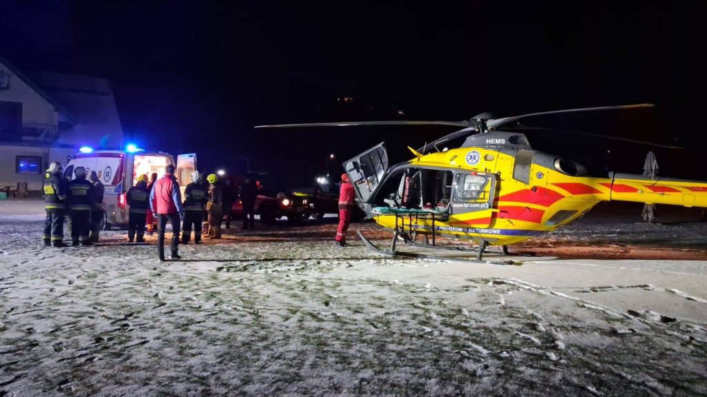 Śmigłowiec LPR na ząsnieżonym polu, noc