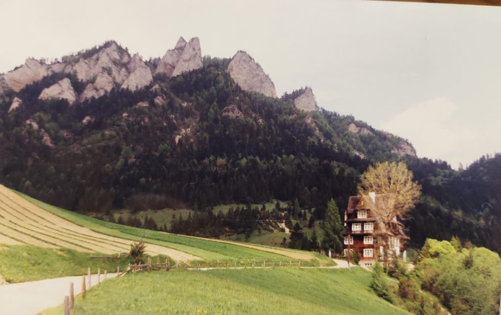 Trzy Korony i schronisko Trzy Korony w latach 90. XX w. Fot. Andrzej Mikołajewicz