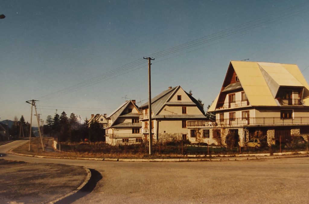 Domy w Czorsztynie w latach 90. XX w. Fot. Andrzej Mikołajewicz