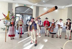 Kapela „Śmiałki” kolędująca z gwiazdą betlejemską i tradycyjnymi instrumentami podczas Gminnej Wigilii dla Seniorów w Krościenku nad Dunajcem.