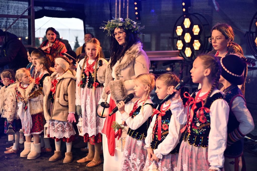 dzieci w strojach regionalnych na scenie