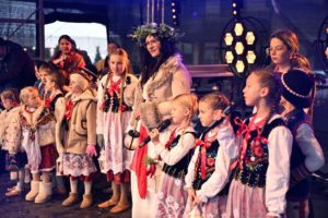 dzieci w strojach regionalnych na scenie