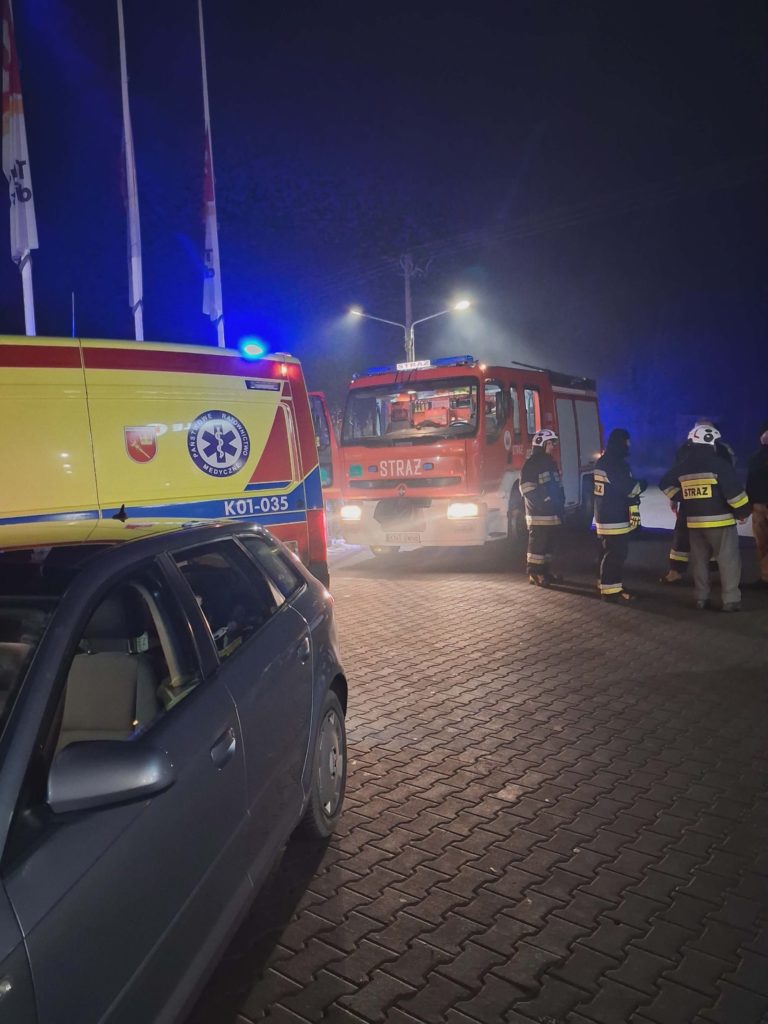 Noc, stacja benzynowa, karetka, straż pożarna