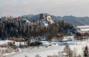 Zamarznięte Jezioro Czorsztyńskie zimą z ruinami zamku Czorsztyn w Pieninach