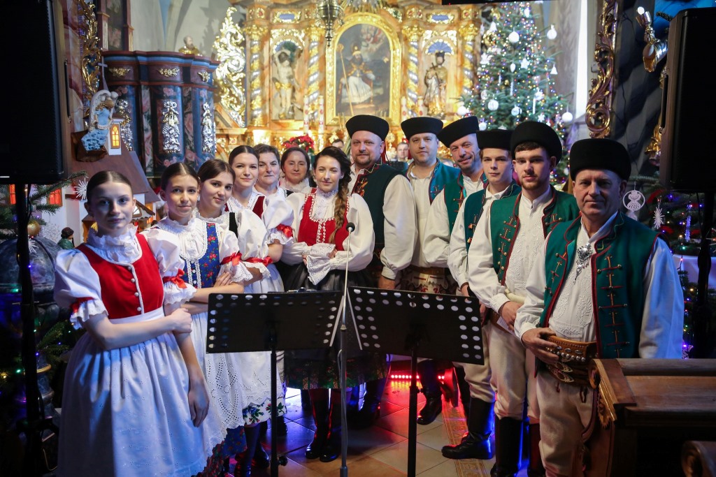 Zespół Regionalny „Spiszacy” i Orkiestra Dęta podczas koncertu noworocznego w kościele św. Kwiryna w Łapszach Niżnych