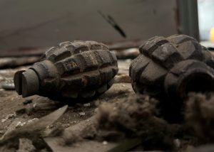 Dwa zardzewiałe granaty znalezione w Miejskiej Hali Lodowej w Nowym Targu podczas prac remontowych