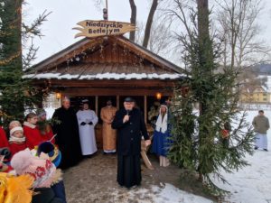 Uczestnicy Orszaku Trzech Króli przy żywej szopce
