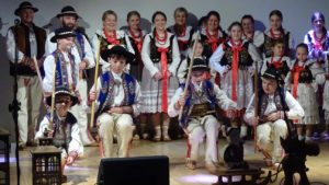 Zespół Pieśni i Tańca „Pienińskie Wiyrchy” w tradycyjnych strojach ludowych podczas występu na scenie Centrum Kultury i Promocji w Krościenku nad Dunajcem.