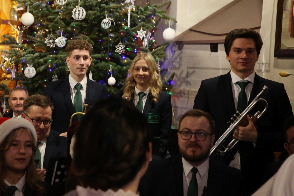 Zespół Regionalny „Spiszacy” i Orkiestra Dęta podczas koncertu noworocznego w kościele św. Kwiryna w Łapszach Niżnych