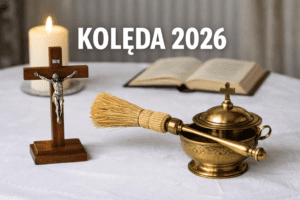 Stół przygotowany do kolędy 2026 – biały obrus, krzyż, kropidło z wodą święconą i świeca na stole.