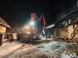Pożar zabudowań mieszkalno-gospodarczych w Sieniawie. Na miejscu działały liczne zastępy PSP i OSP z powiatu nowotarskiego.