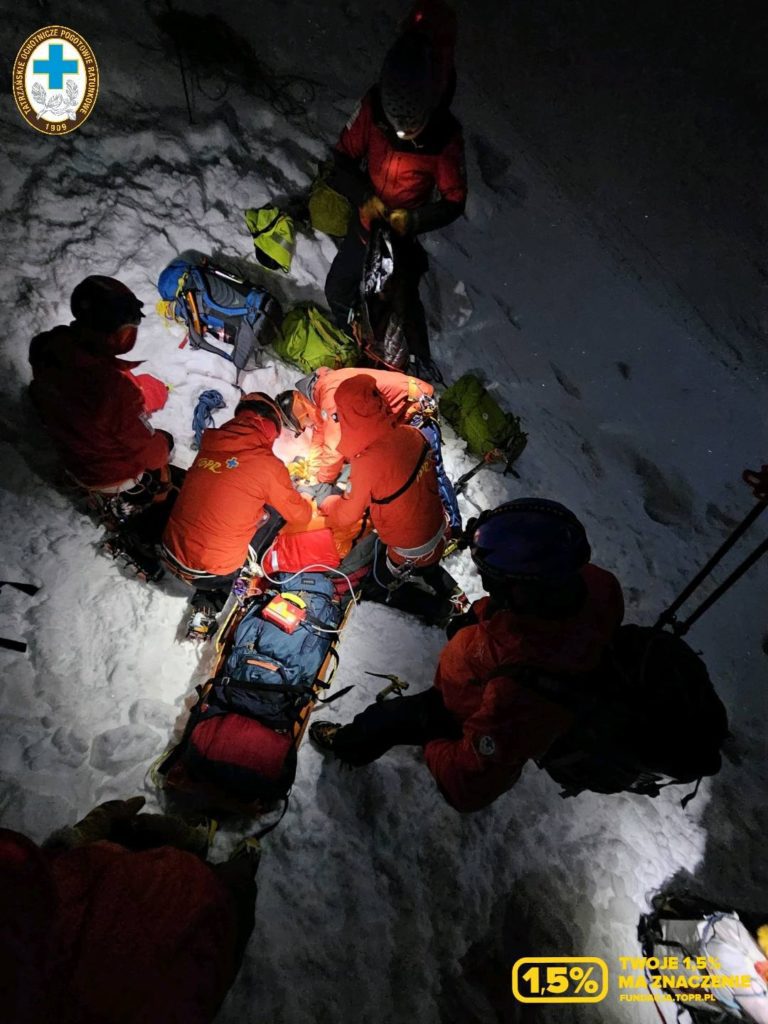 Ratownicy TOPR ewakuują turystę w noszach SKED w zimowych górach
