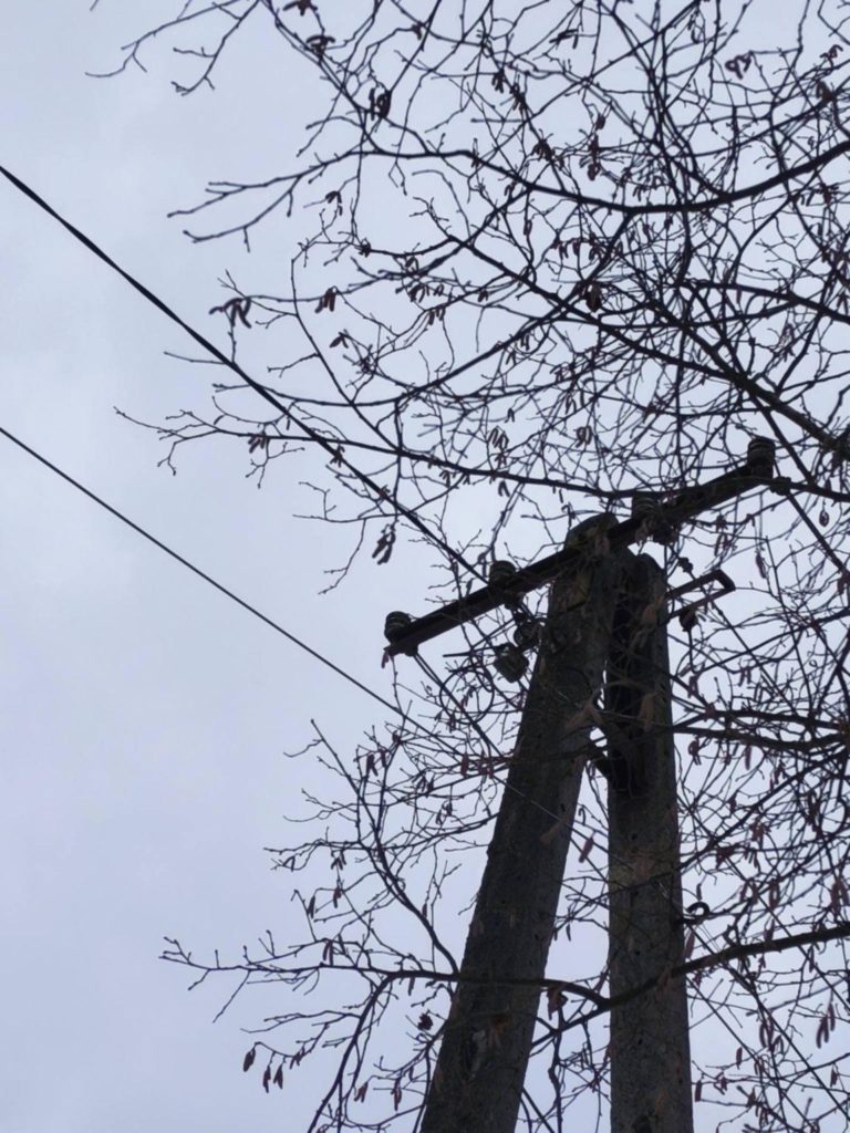 słup z liniami energetycznymi na tle nieba