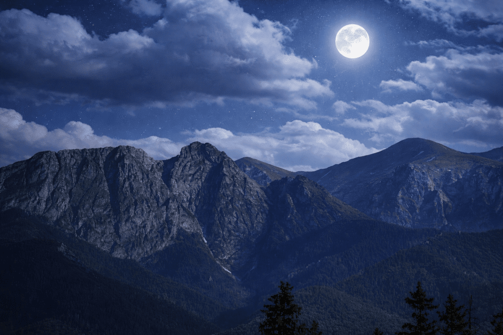 Tatry, nocne niebo, szczyt Giewont na horyzoncie