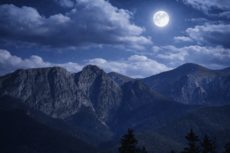 Tatry, nocne niebo, szczyt Giewont na horyzoncie