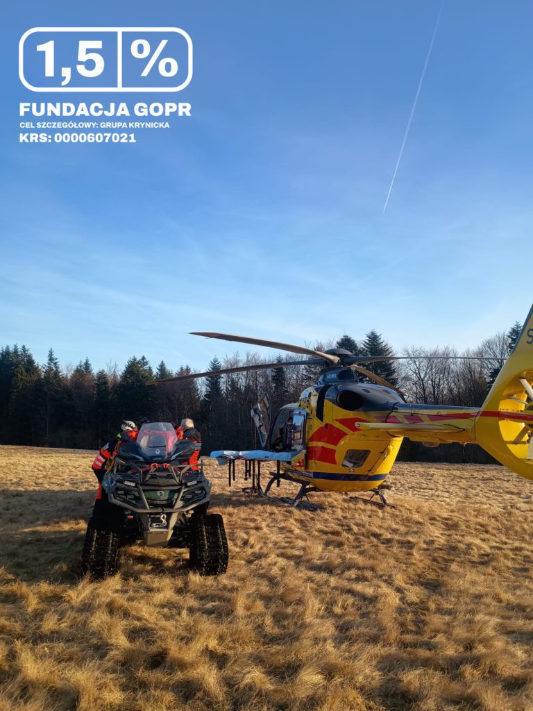 Słoneczny dzień, na szczycie góry quad i śmigłowiec LPR